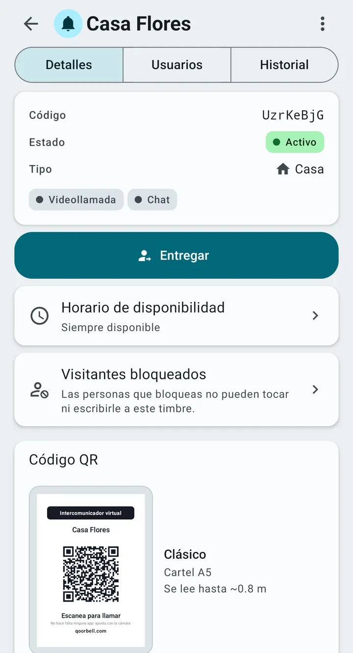El timbre Casa Flores en la app de Qoorbell: su código, el estado Activo, el tipo Casa, videollamada y chat activados, el botón Entregar, el horario de disponibilidad, los visitantes bloqueados y la vista previa del póster QR clásico