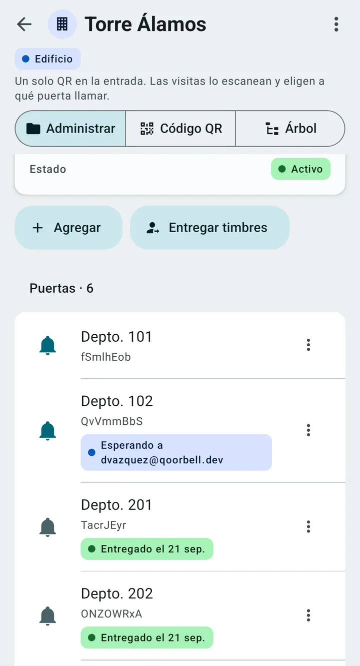 El edificio Torre Álamos en la app de Qoorbell: un solo QR en la entrada, los botones Agregar y Entregar timbres, y sus puertas, dos ya entregadas y una esperando que el residente acepte